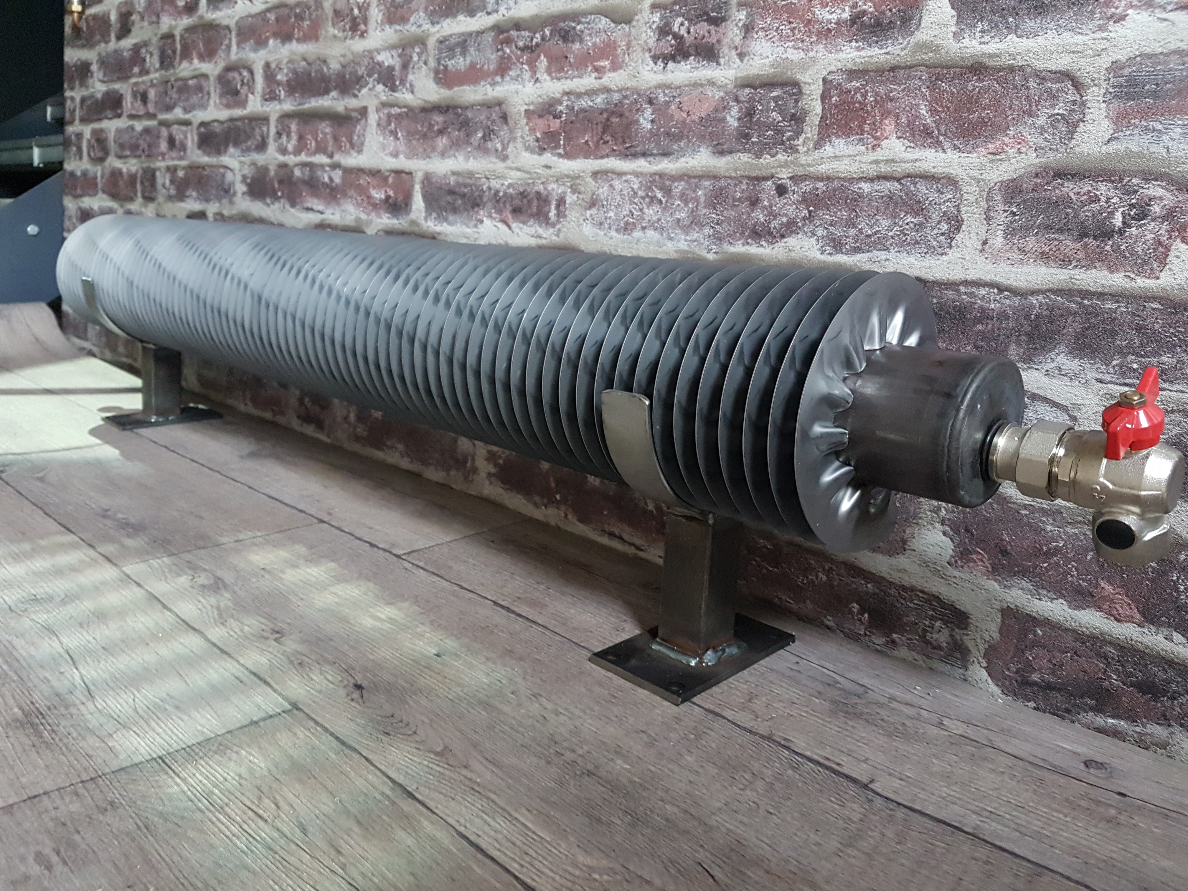 TUBE Ailettes, le radiateur eau chaude style LOFT pour votre chauffage  central - radiateur industriel - tube rond - fines ailettes - acier brut.